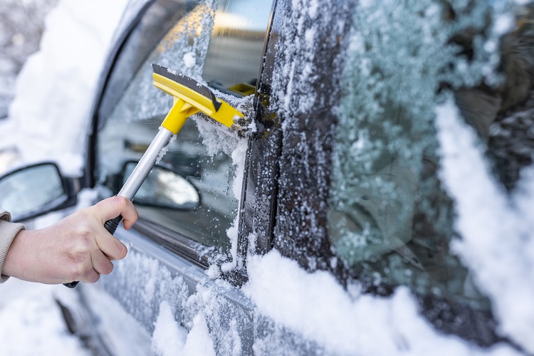 6 Items to Keep In Your Car This Winter