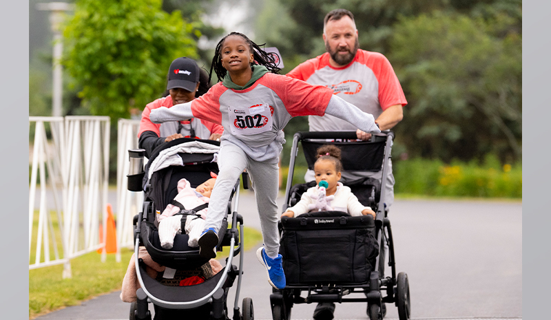 2-mile walker Addison Norlander with her parents, Danni and Paul, and siblings, Autumn and Olivia. (Photo from Jeff Kernen Photography)